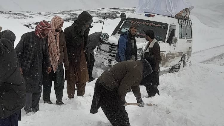 برف‌باری شدید در فاریاب؛ مسدود شدن راه‌های کوهستان و بندر به مرکز میمنه