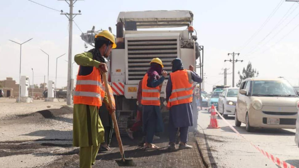 آغاز کار ترمیم و داغ‌گیری ۷۶ کیلومتر شاهراه کابل–گردیز