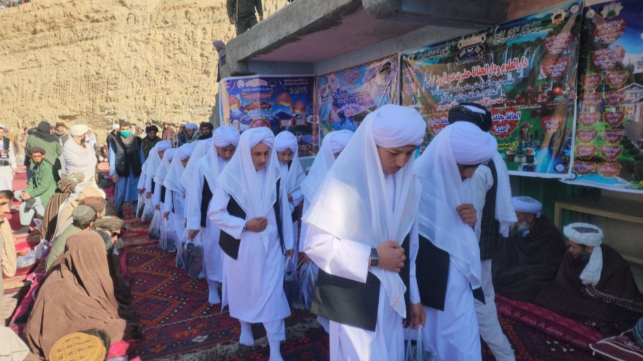 همایش دستاربندی ۱۶ حافظ قرآن در ولسوالی خیبر فاریاب