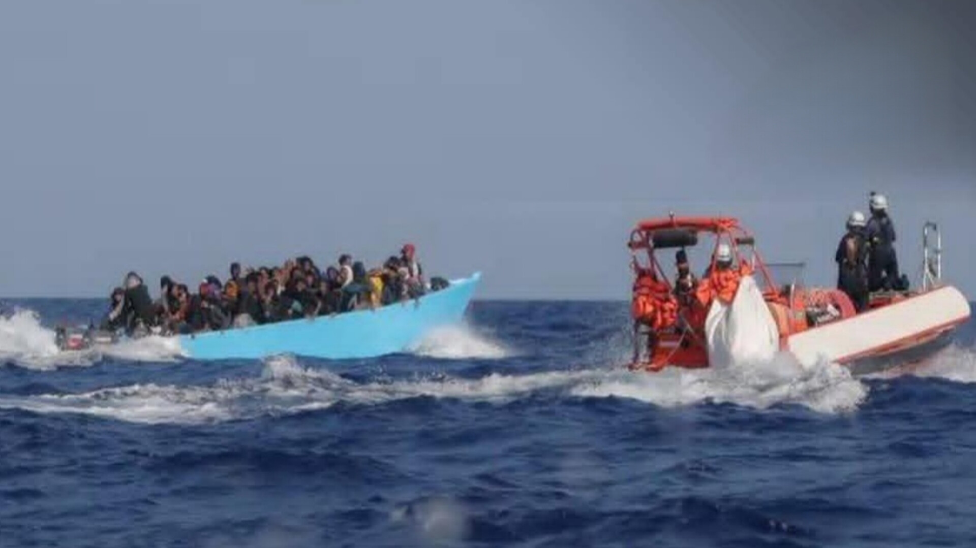 مرگ ۱۴ مهاجر افغان در برخورد قایق با کشتی گارد ساحلی در مدیترانه