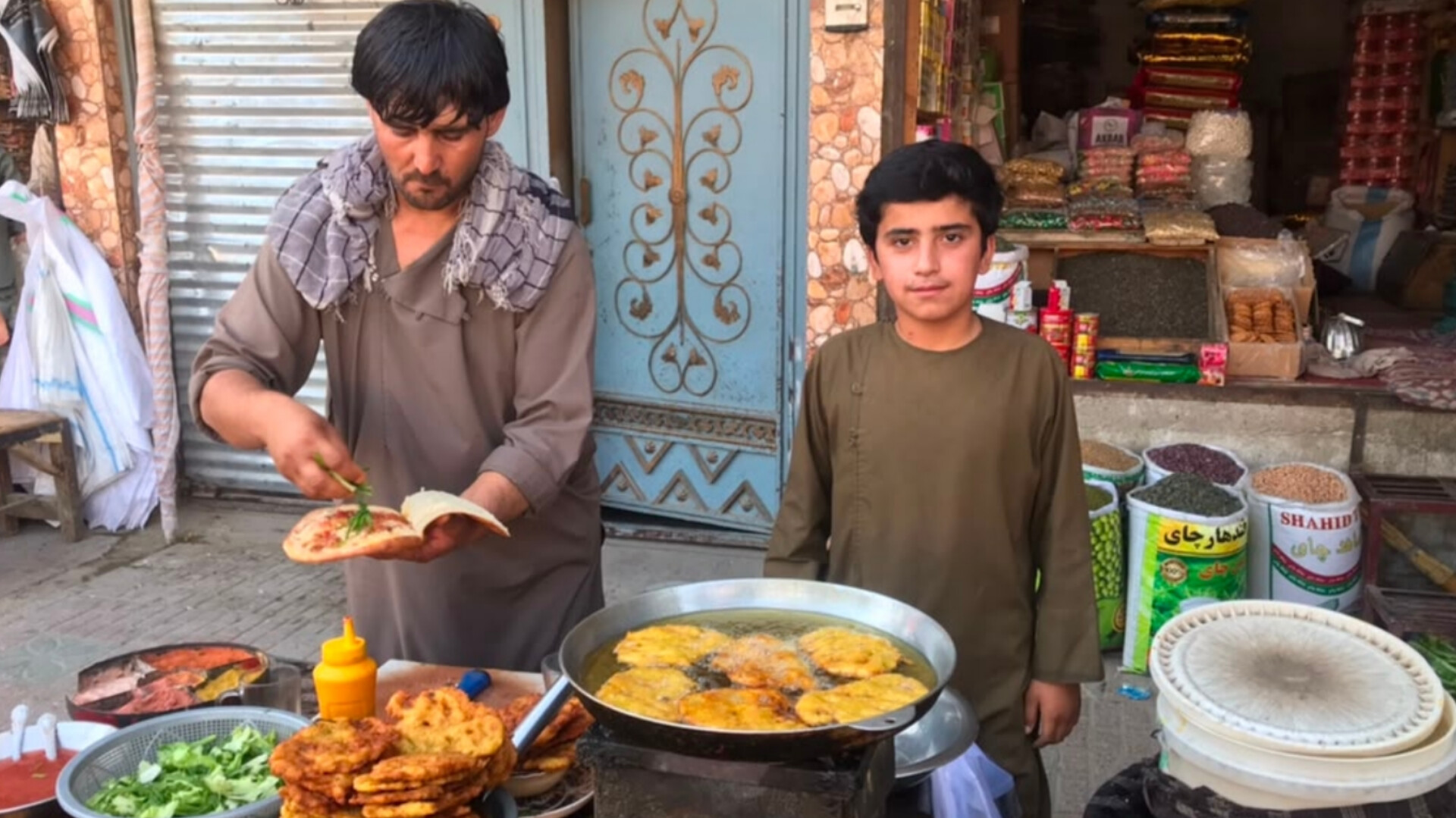 کودکان دست‌فروش در فاریاب؛ آرزوهایی که زیر بار مشکلات اقتصادی رنگ می‌بازد